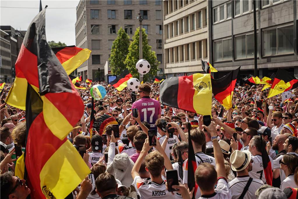 Riesen-Stimmung bei den Deutschland-Fans vor dem EM-Achtelfinale gegen Dänemark in Dortmund.