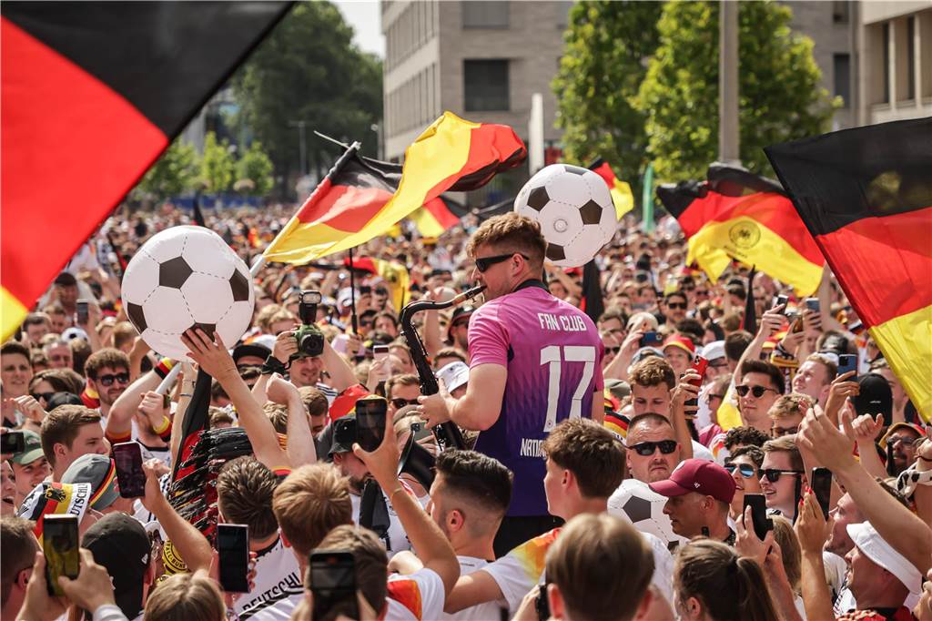 Riesen-Stimmung bei den Deutschland-Fans vor dem EM-Achtelfinale gegen Dänemark in Dortmund.