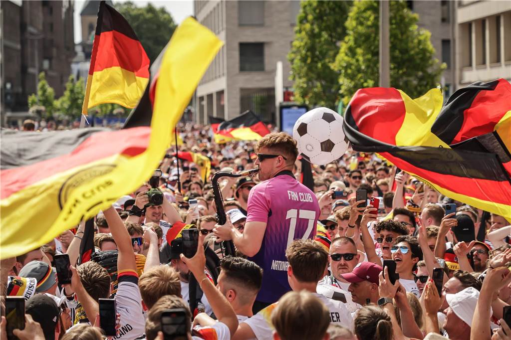 Riesen-Stimmung bei den Deutschland-Fans vor dem EM-Achtelfinale gegen Dänemark in Dortmund.
