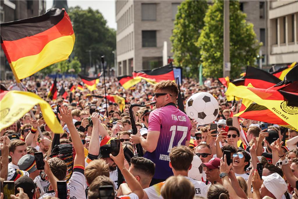 Riesen-Stimmung bei den Deutschland-Fans vor dem EM-Achtelfinale gegen Dänemark in Dortmund.