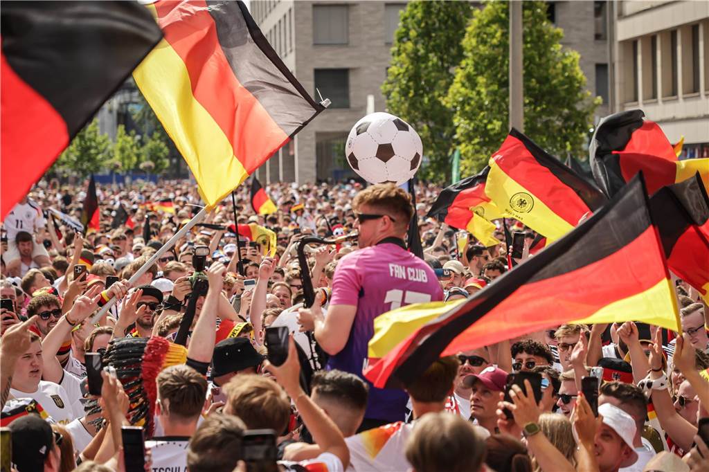 Riesen-Stimmung bei den Deutschland-Fans vor dem EM-Achtelfinale gegen Dänemark in Dortmund.