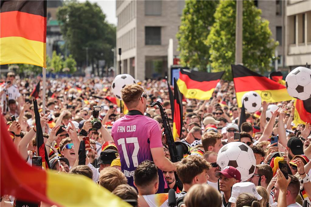 Riesen-Stimmung bei den Deutschland-Fans vor dem EM-Achtelfinale gegen Dänemark in Dortmund.