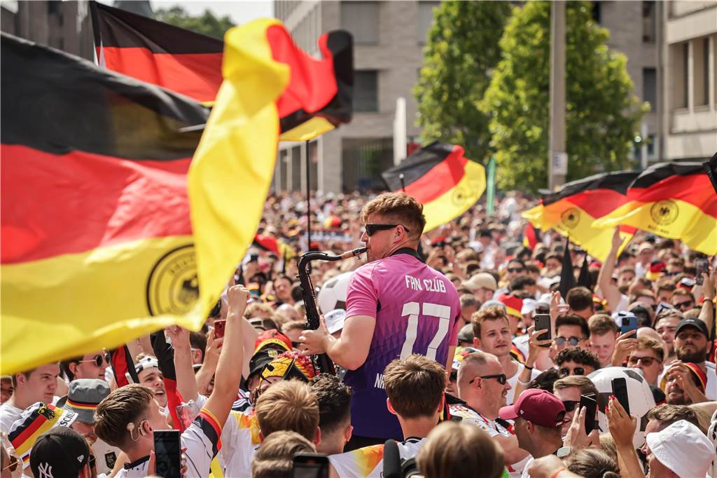 Riesen-Stimmung bei den Deutschland-Fans vor dem EM-Achtelfinale gegen Dänemark in Dortmund.
