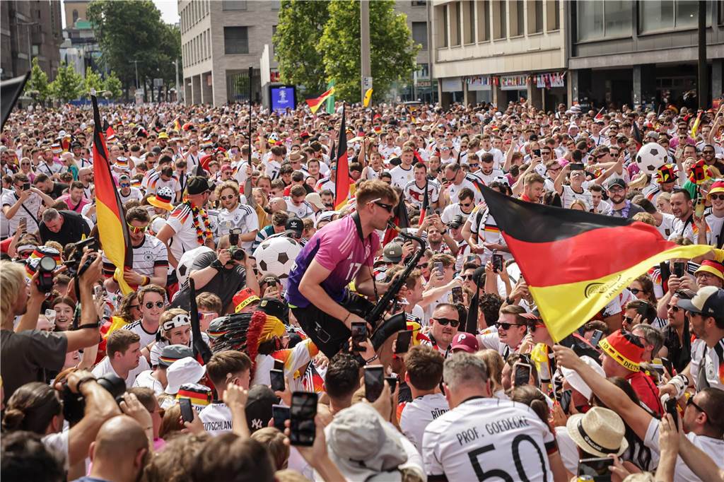 Riesen-Stimmung bei den Deutschland-Fans vor dem EM-Achtelfinale gegen Dänemark in Dortmund.