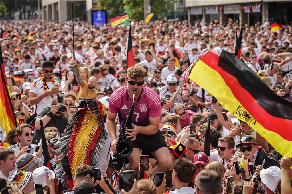 Riesen-Stimmung bei den Deutschland-Fans vor dem EM-Achtelfinale gegen Dänemark in Dortmund.
