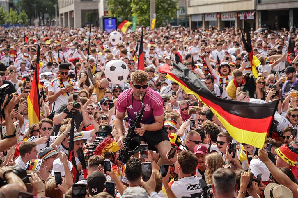 Riesen-Stimmung bei den Deutschland-Fans vor dem EM-Achtelfinale gegen Dänemark in Dortmund.