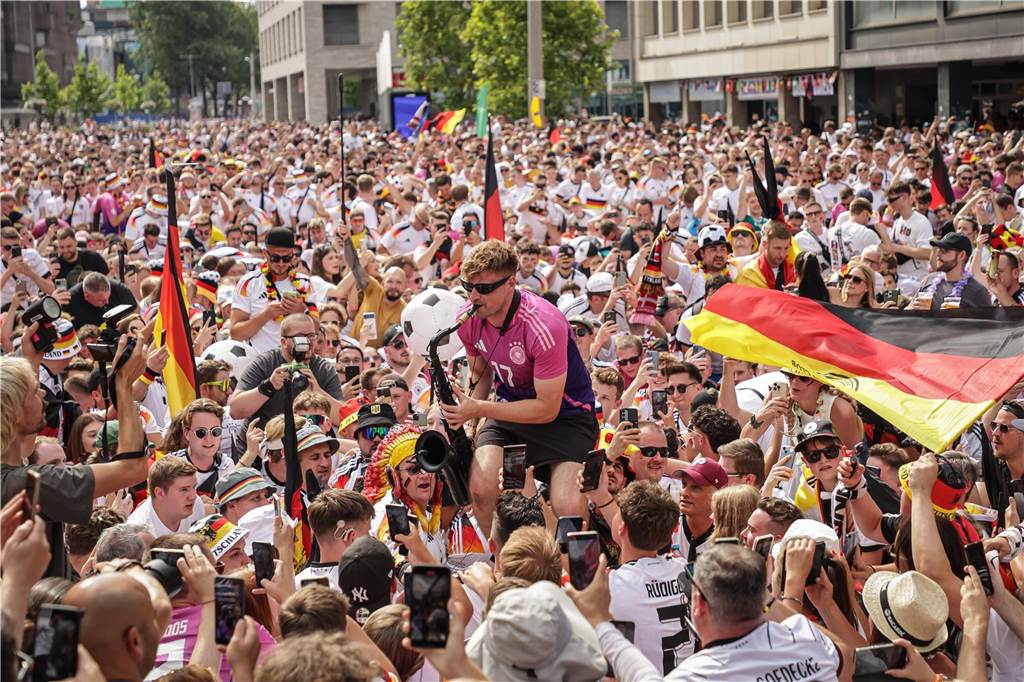 Riesen-Stimmung bei den Deutschland-Fans vor dem EM-Achtelfinale gegen Dänemark in Dortmund.