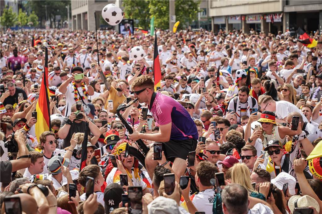 Riesen-Stimmung bei den Deutschland-Fans vor dem EM-Achtelfinale gegen Dänemark in Dortmund.