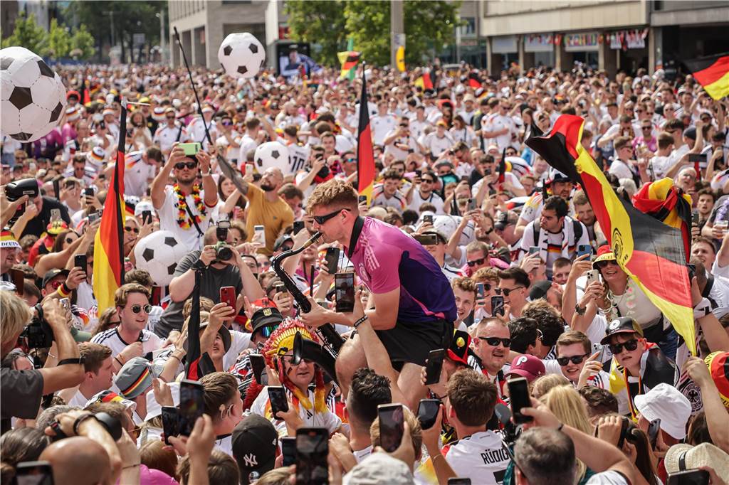 Riesen-Stimmung bei den Deutschland-Fans vor dem EM-Achtelfinale gegen Dänemark in Dortmund.