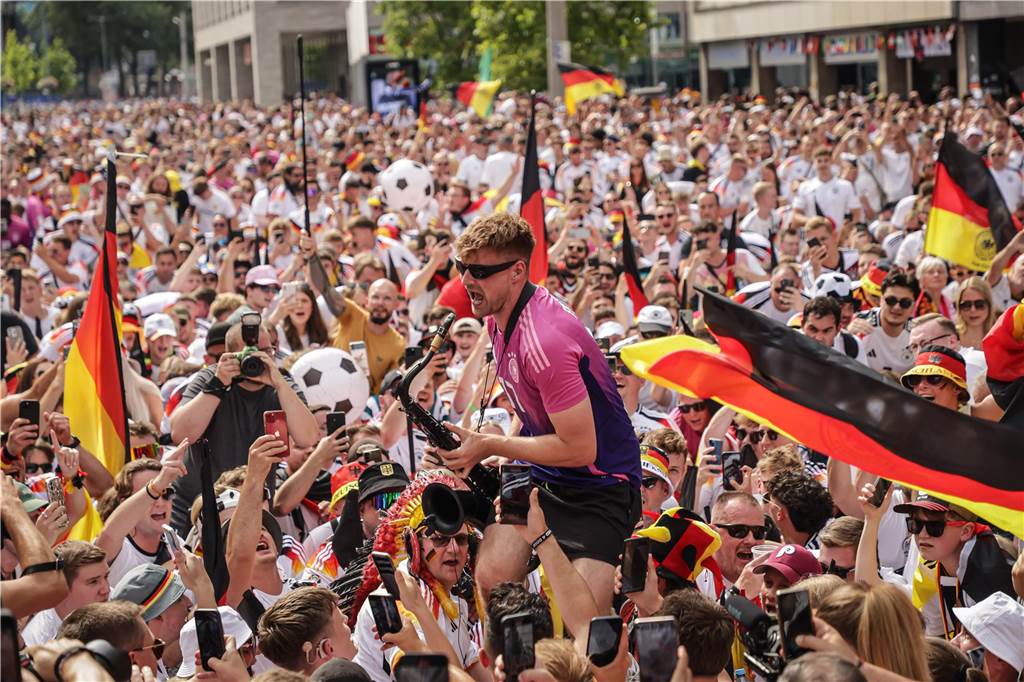 Riesen-Stimmung bei den Deutschland-Fans vor dem EM-Achtelfinale gegen Dänemark in Dortmund.