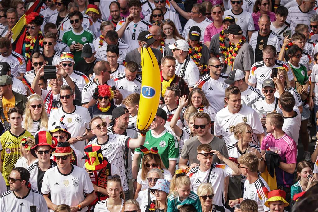 Riesen-Stimmung bei den Deutschland-Fans vor dem EM-Achtelfinale gegen Dänemark in Dortmund.