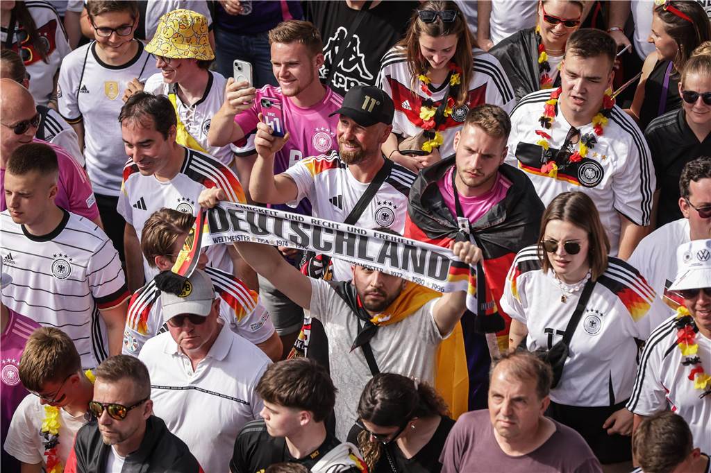 Riesen-Stimmung bei den Deutschland-Fans vor dem EM-Achtelfinale gegen Dänemark in Dortmund.