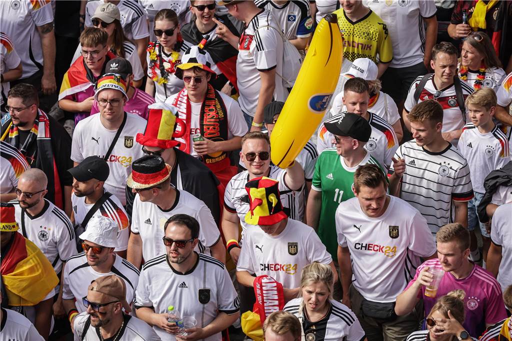 Riesen-Stimmung bei den Deutschland-Fans vor dem EM-Achtelfinale gegen Dänemark in Dortmund.