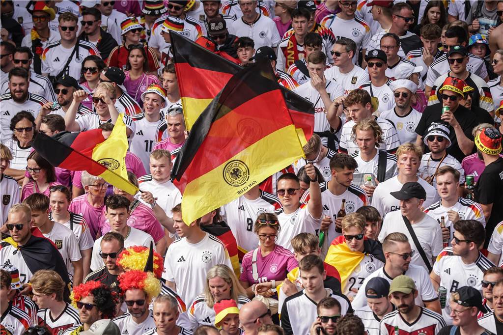 Riesen-Stimmung bei den Deutschland-Fans vor dem EM-Achtelfinale gegen Dänemark in Dortmund.
