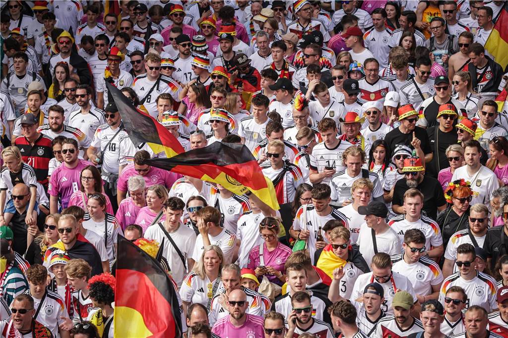 Riesen-Stimmung bei den Deutschland-Fans vor dem EM-Achtelfinale gegen Dänemark in Dortmund.