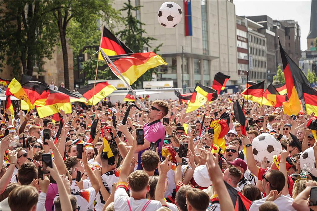 Riesen-Stimmung bei den Deutschland-Fans vor dem EM-Achtelfinale gegen Dänemark in Dortmund.