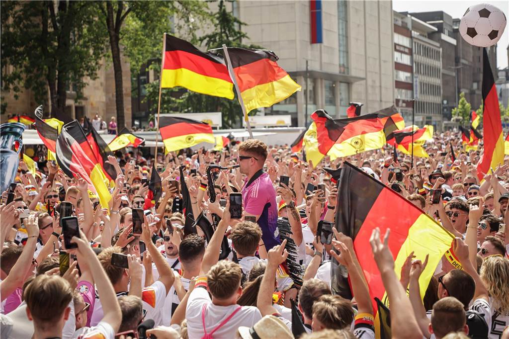 Riesen-Stimmung bei den Deutschland-Fans vor dem EM-Achtelfinale gegen Dänemark in Dortmund.