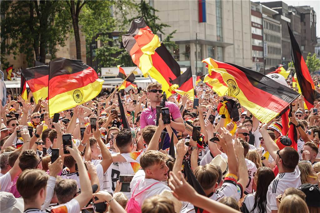Riesen-Stimmung bei den Deutschland-Fans vor dem EM-Achtelfinale gegen Dänemark in Dortmund.