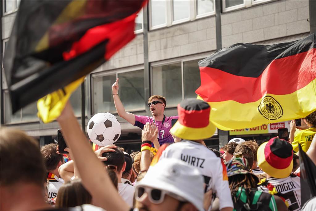 Riesen-Stimmung bei den Deutschland-Fans vor dem EM-Achtelfinale gegen Dänemark in Dortmund.