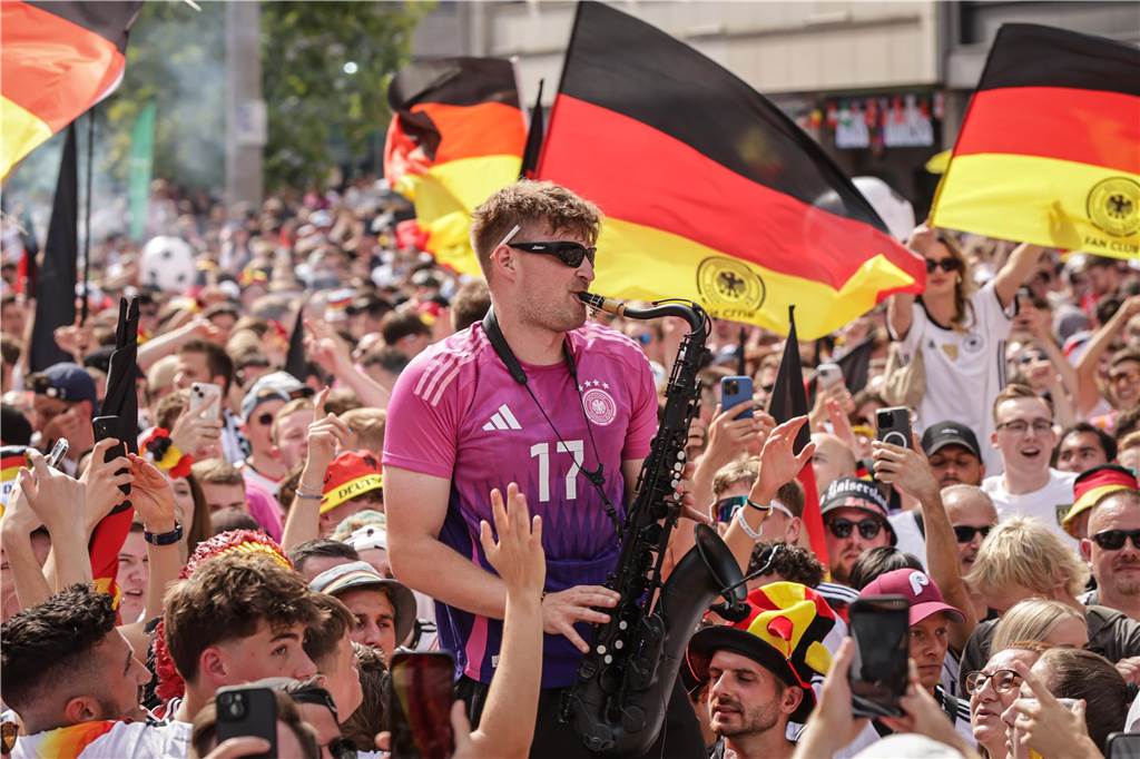 Riesen-Stimmung bei den Deutschland-Fans vor dem EM-Achtelfinale gegen Dänemark in Dortmund.