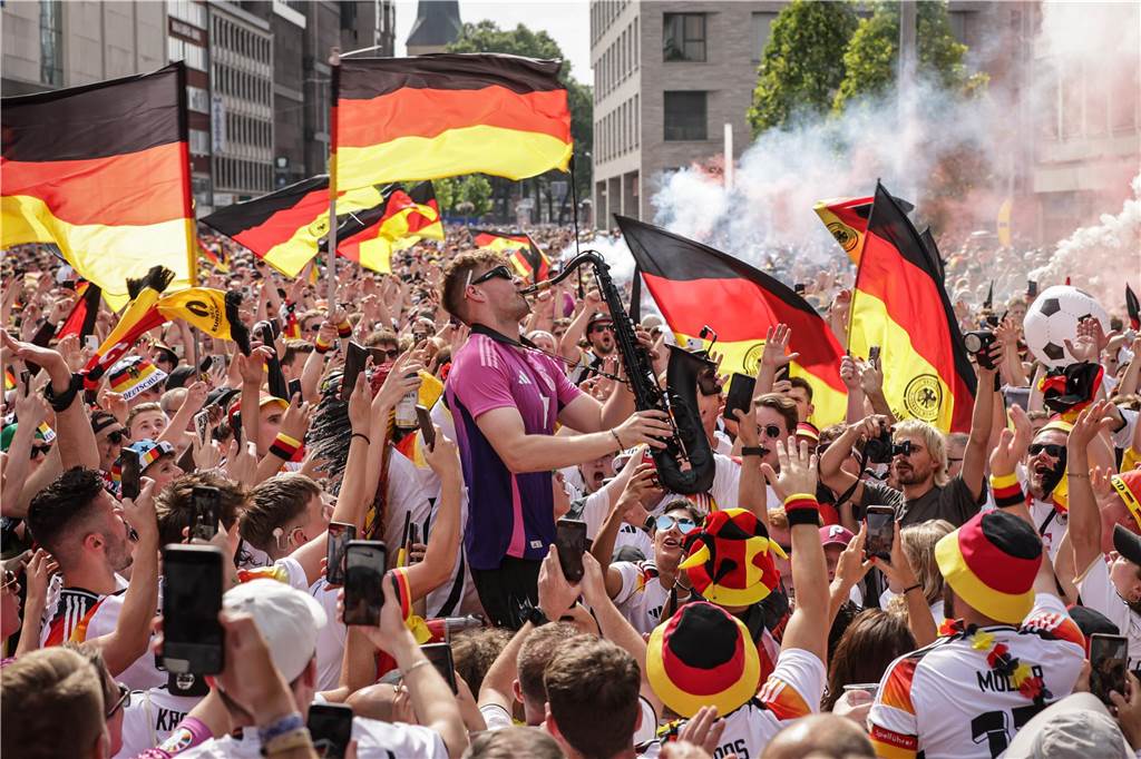 Riesen-Stimmung bei den Deutschland-Fans vor dem EM-Achtelfinale gegen Dänemark in Dortmund.