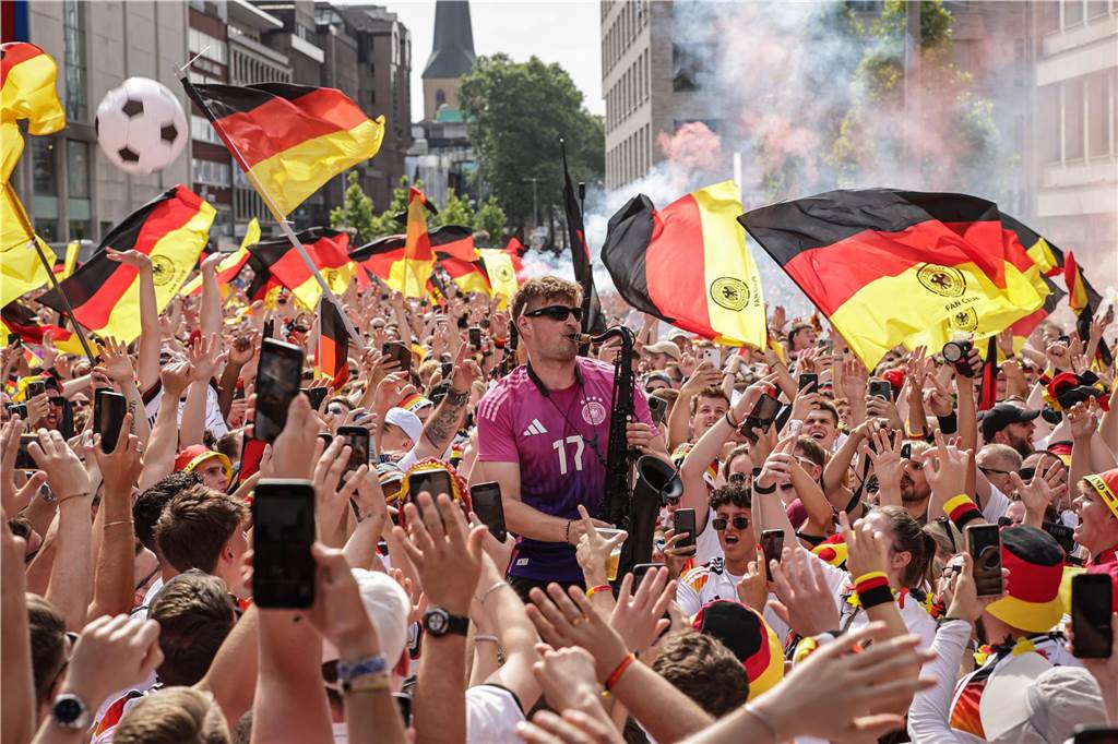 Riesen-Stimmung bei den Deutschland-Fans vor dem EM-Achtelfinale gegen Dänemark in Dortmund.