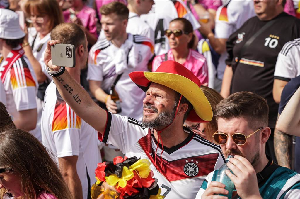 Riesen-Stimmung bei den Deutschland-Fans vor dem EM-Achtelfinale gegen Dänemark in Dortmund.