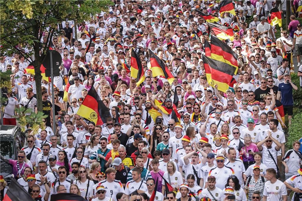 Riesen-Stimmung bei den Deutschland-Fans vor dem EM-Achtelfinale gegen Dänemark in Dortmund.