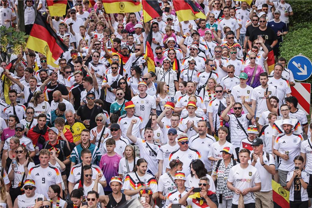 Riesen-Stimmung bei den Deutschland-Fans vor dem EM-Achtelfinale gegen Dänemark in Dortmund.