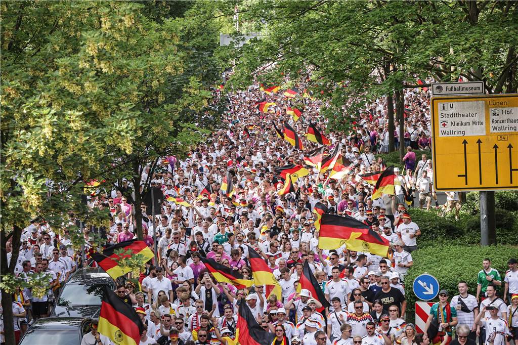 Riesen-Stimmung bei den Deutschland-Fans vor dem EM-Achtelfinale gegen Dänemark in Dortmund.