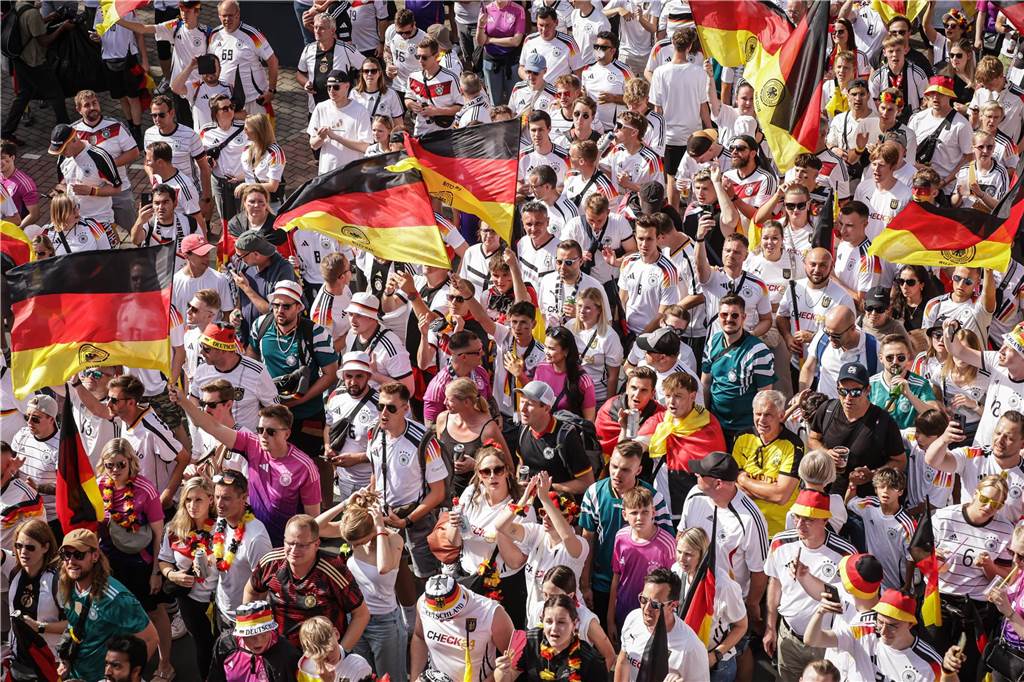 Riesen-Stimmung bei den Deutschland-Fans vor dem EM-Achtelfinale gegen Dänemark in Dortmund.