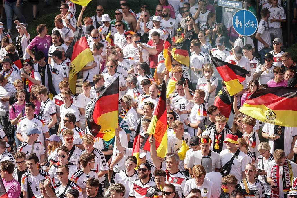 Riesen-Stimmung bei den Deutschland-Fans vor dem EM-Achtelfinale gegen Dänemark in Dortmund.