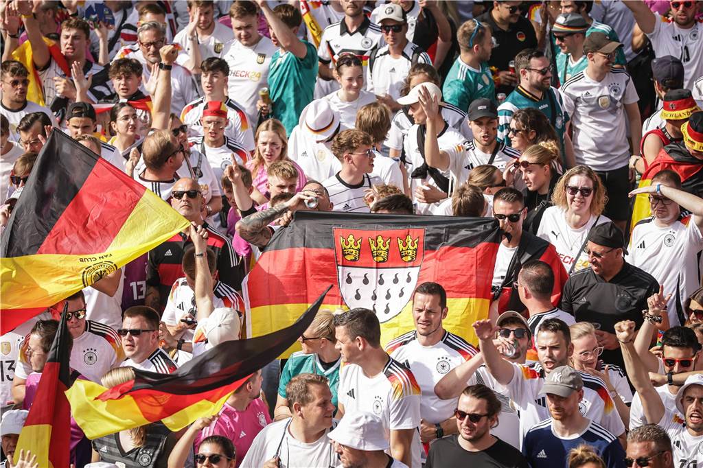Riesen-Stimmung bei den Deutschland-Fans vor dem EM-Achtelfinale gegen Dänemark in Dortmund.