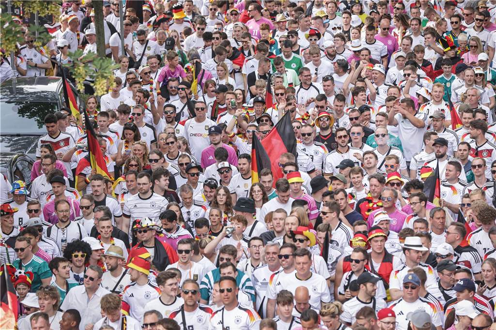 Riesen-Stimmung bei den Deutschland-Fans vor dem EM-Achtelfinale gegen Dänemark in Dortmund.
