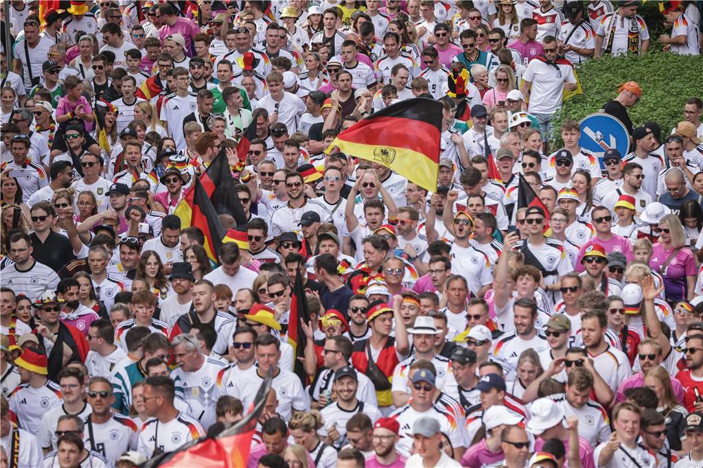 Riesen-Stimmung bei den Deutschland-Fans vor dem EM-Achtelfinale gegen Dänemark in Dortmund.