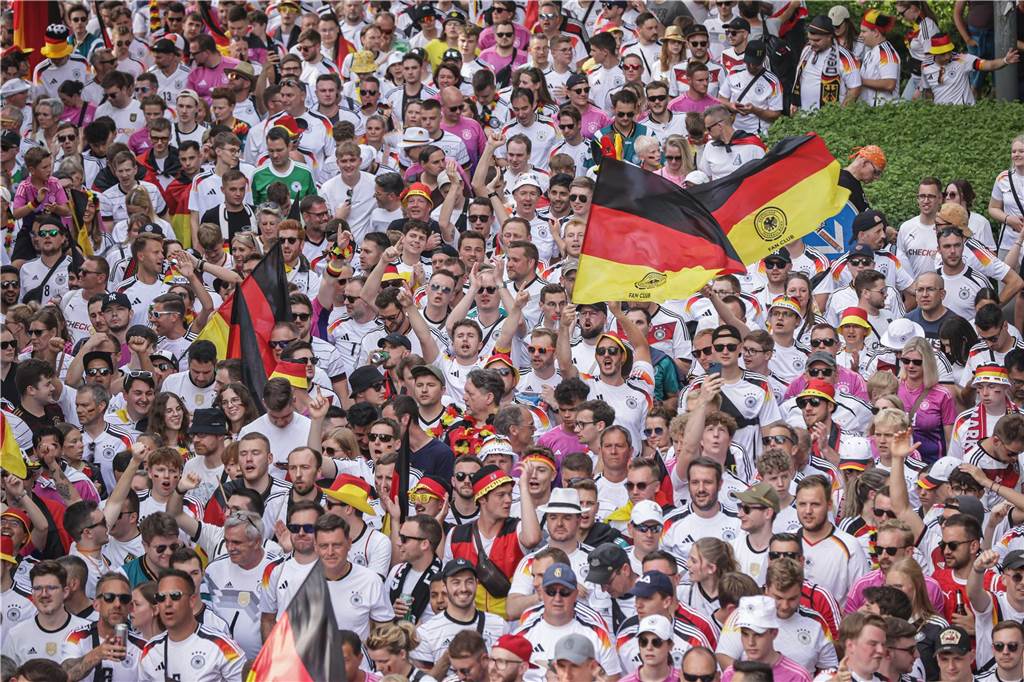 Riesen-Stimmung bei den Deutschland-Fans vor dem EM-Achtelfinale gegen Dänemark in Dortmund.
