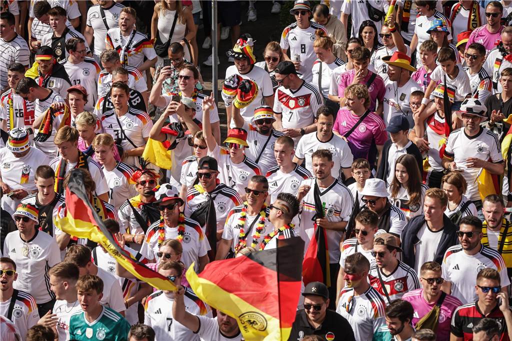 Riesen-Stimmung bei den Deutschland-Fans vor dem EM-Achtelfinale gegen Dänemark in Dortmund.