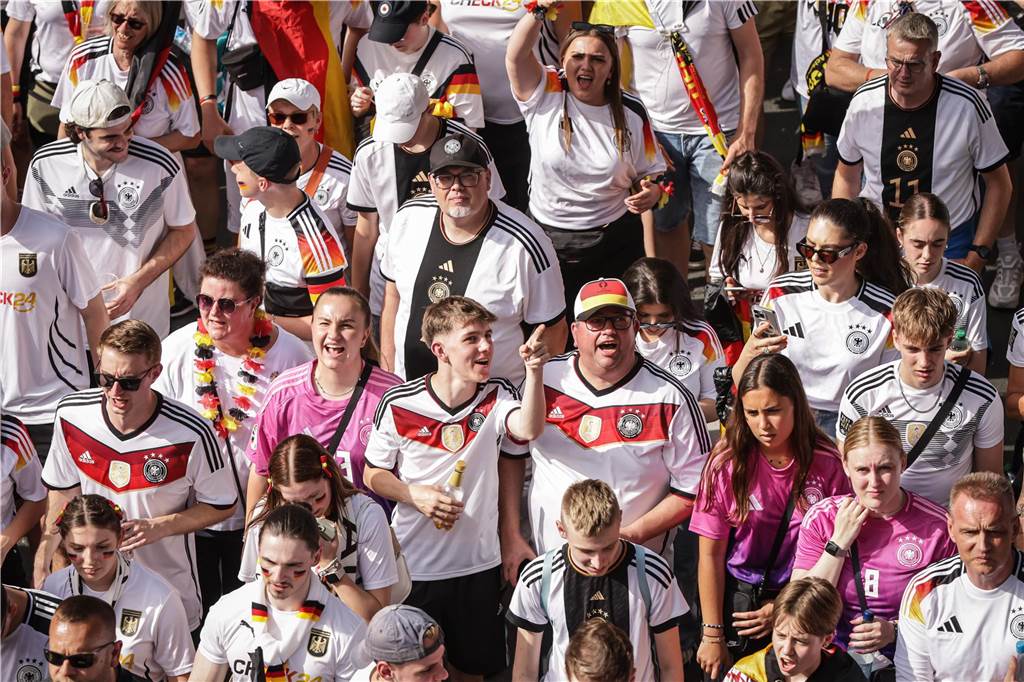 Riesen-Stimmung bei den Deutschland-Fans vor dem EM-Achtelfinale gegen Dänemark in Dortmund.