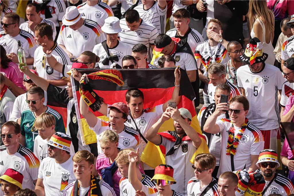Riesen-Stimmung bei den Deutschland-Fans vor dem EM-Achtelfinale gegen Dänemark in Dortmund.