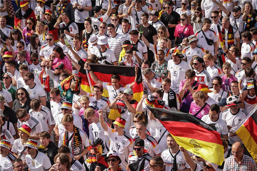 Riesen-Stimmung bei den Deutschland-Fans vor dem EM-Achtelfinale gegen Dänemark in Dortmund.