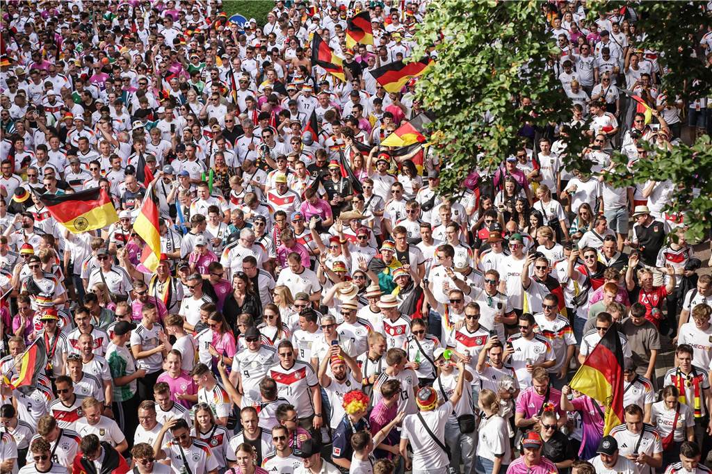 Riesen-Stimmung bei den Deutschland-Fans vor dem EM-Achtelfinale gegen Dänemark in Dortmund.