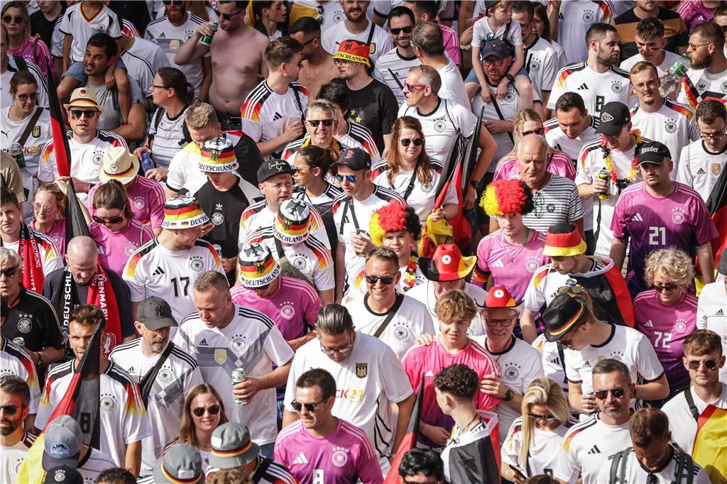 Riesen-Stimmung bei den Deutschland-Fans vor dem EM-Achtelfinale gegen Dänemark in Dortmund.