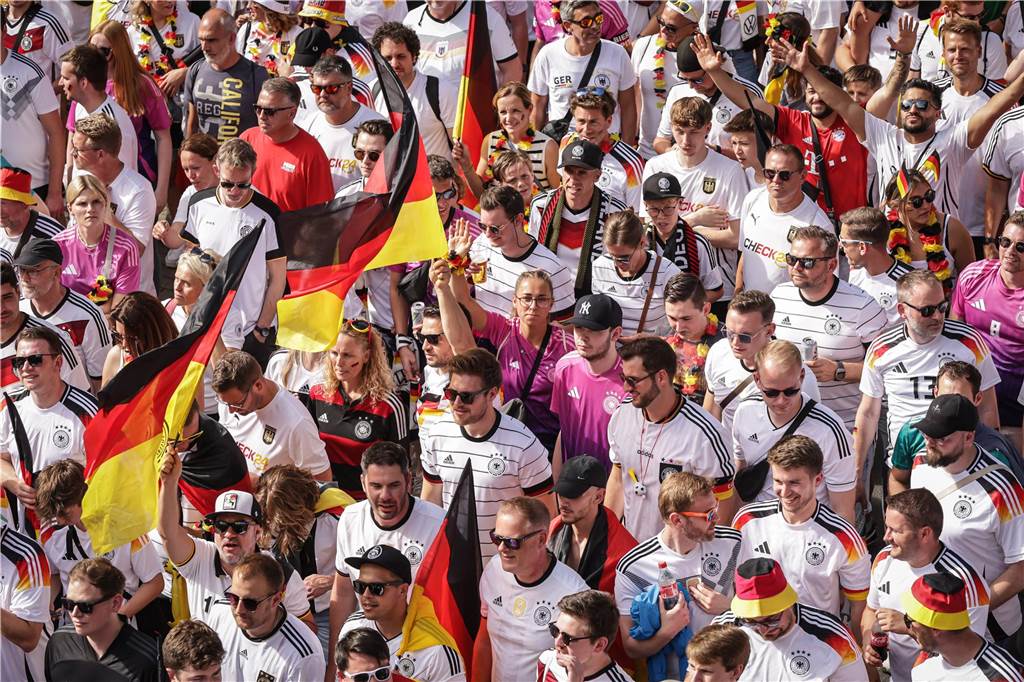 Riesen-Stimmung bei den Deutschland-Fans vor dem EM-Achtelfinale gegen Dänemark in Dortmund.
