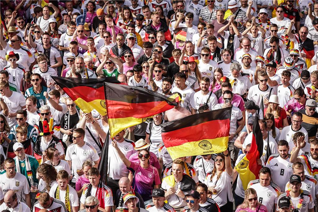 Riesen-Stimmung bei den Deutschland-Fans vor dem EM-Achtelfinale gegen Dänemark in Dortmund.