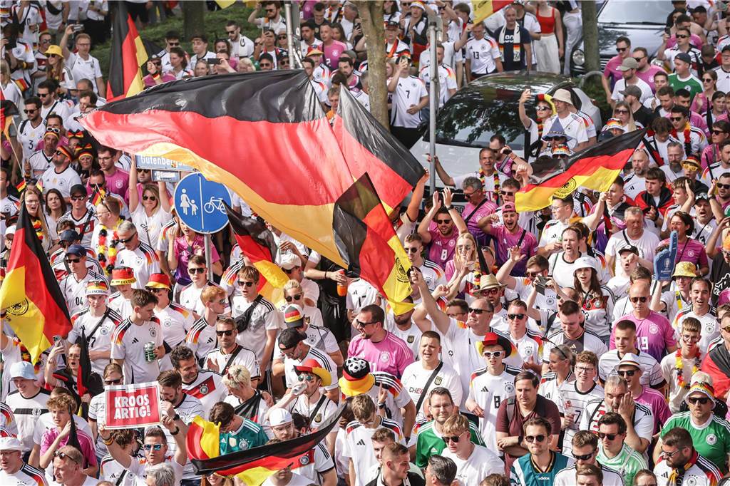Riesen-Stimmung bei den Deutschland-Fans vor dem EM-Achtelfinale gegen Dänemark in Dortmund.