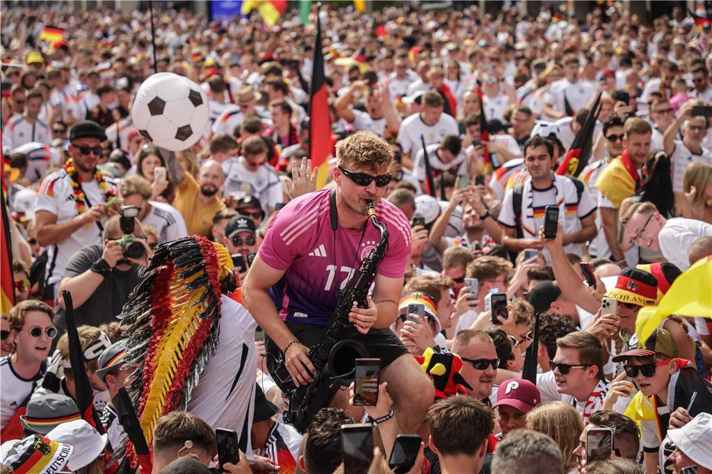 Erst Mega-Party - dann plötzlicher Public-Viewing-Abbruch Riesen-Stimmung bei den Deutschland-Fans vor dem EM-Achtelfinale gegen Dänemark in Dortmund. EM-Saxophonist André Schnura heizte den Fans an der Reinoldikirche ein.
