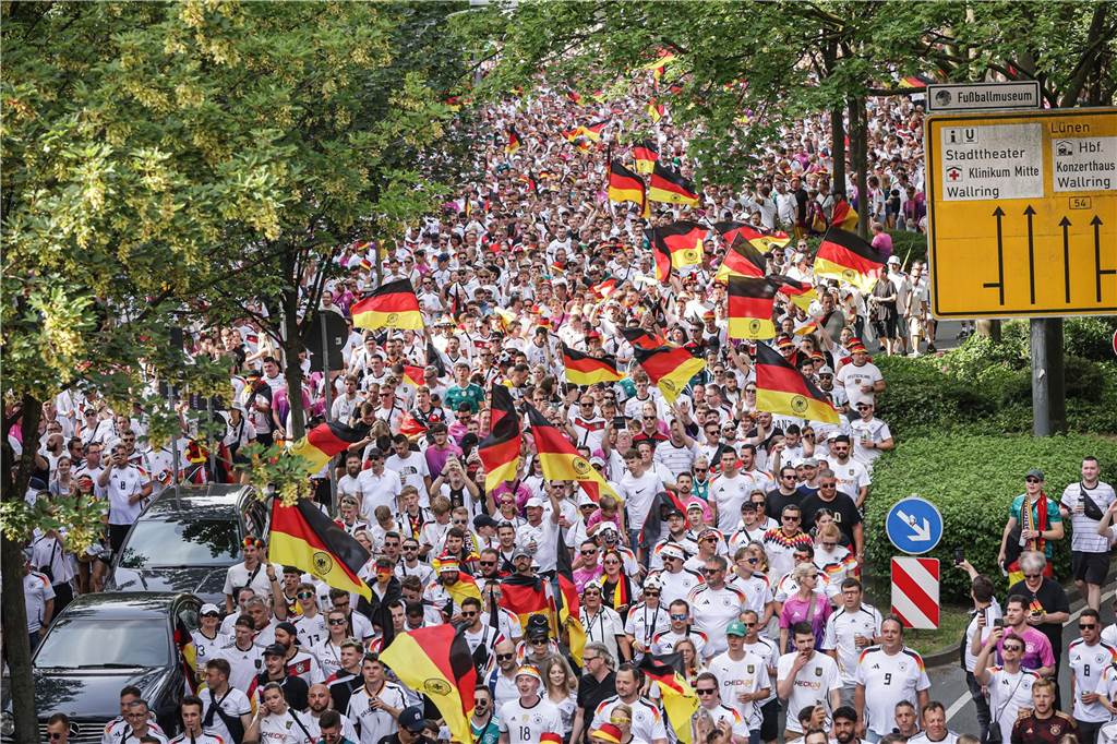 Erst Mega-Party - dann plötzlicher Public-Viewing-Abbruch Fanmarsch der Deutschland-Fans in Dortmund