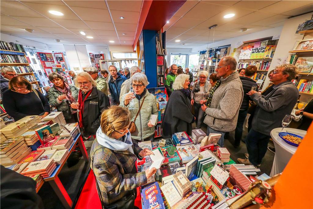 Preisverdächtig: Bekommt der Mengeder Buchhändler Michael Nau eine Auszeichnung? Riesenandrang beim Martinsmarkt 2018. An diesem Tag feierte die Buchhandlung am Amtshaus ihr 30-jähriges Bestehen.