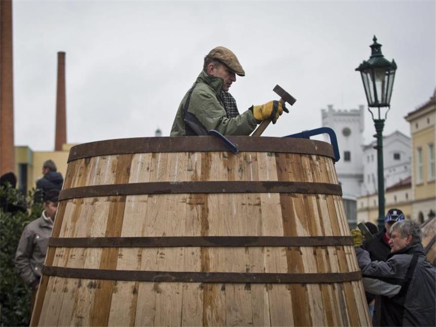 Pilsen gibt Startschuss für ein Jahr Kultur Riesenfass in Pilsen: Ein Handwerker zeigt seine Kunst. Foto: Matej Divizna