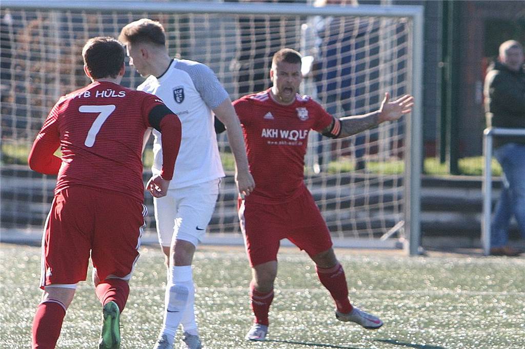 Tor des Monats: Der Sieger kickte einst mit einem heutigen Nationalspieler Riesenjubel: Solch ein Tor im emotionalen Bezirksliga-Derby ist auch für den ehemaligen Oberligaspieler Grams etwas besonderes.